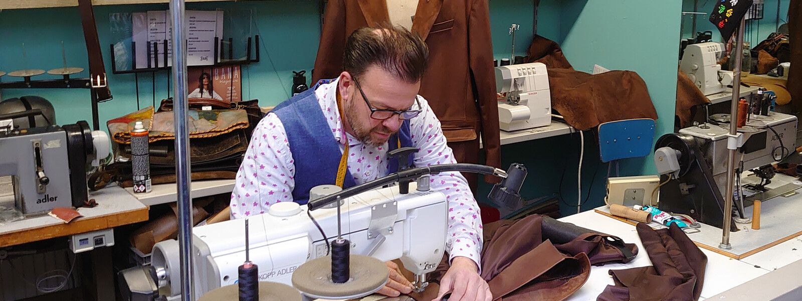 Reparatie van een leren jas in het atelier van Zaal